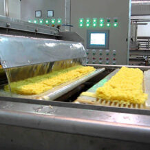 Dây Chuyền Sản Xuất Mì Ăn Liền 7 can chien mi truoc khi toi cong doan tiep theo