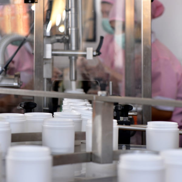 nha may san xuat my pham han quoc