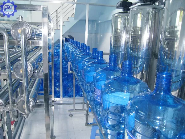 Dây Chuyền Sản Xuất Nước Uống Đóng Bình Tự Động 100-150B/H 16 mua day chuyen san xuat nuoc uong dong binh tu dong 100 150 bh tai phu thinh